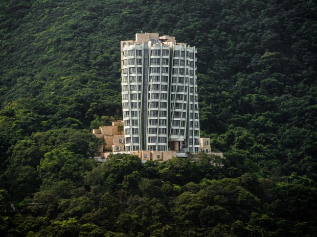 Um luxuoso apartamento no edifício Opus, em Hong Kong, na China, foi vendido por US$ 61 milhões, segundo informações da imprensa internacional. Isso faz do imóvel o mais caro na cidade chinesa e, possivelmente, na Ásia. O edifício foi projetado pelo arquiteto Frank Gehry, vencedor do Prêmio Pritzker. O apartamento tem mais de 500 m². A administradora do condomínio, Swire Properties, não confirma a venda (Foto: AFP Photo/Philippe Lopez)