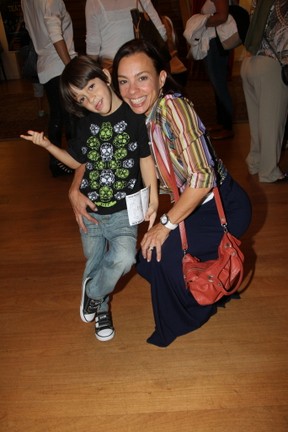Carla Marins com o filho, Leon, em teatro no Rio (Foto: Daniel Delmiro/ Ag. News)