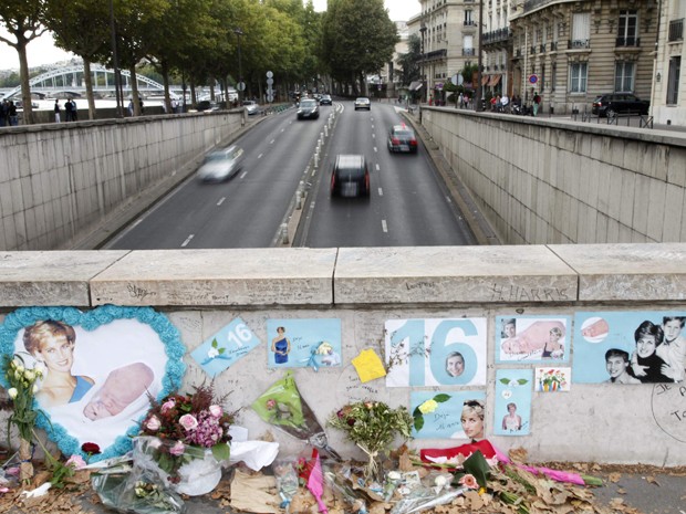 Fãs fizeram homenagens para Diana com cartazes e flores em Paris, neste sábado (Foto: Reuters/John Schults)