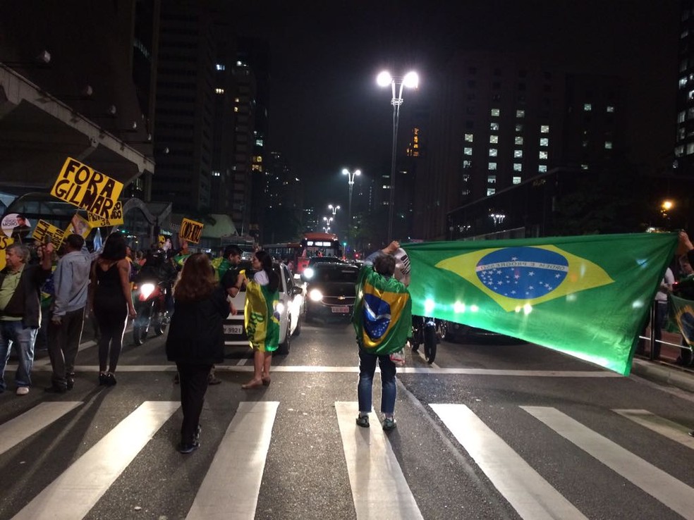 Manifestantes contrários a Lula fecham a Paulista (Foto: Vivian Reis/G1)