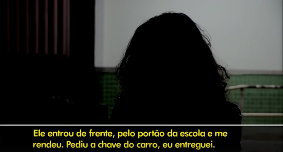 Professora pediu para não ser identificada, ela foi assaltada dentro da escola (Foto: Reprodução TV Globo)