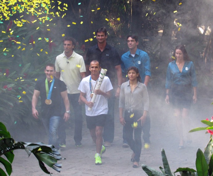Atletas olímpicos levam tocha até a Casa de Cristal (Foto: Priscilla Massena/Gshow)