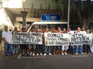 Motoristas de van protestam contra novas regras de circulação no Rio (Foto: Reprodução/TV Globo) Motoristas de van protestam contra novas regras de circulação no Rio (Foto: Reprodução/TV Globo)