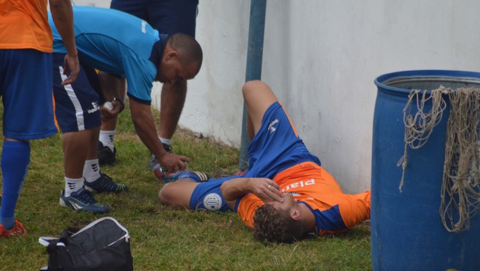 Ricardo voltou a sentir dores no joelho novamente (Foto: Felipe Martins/GloboEsporte.com)