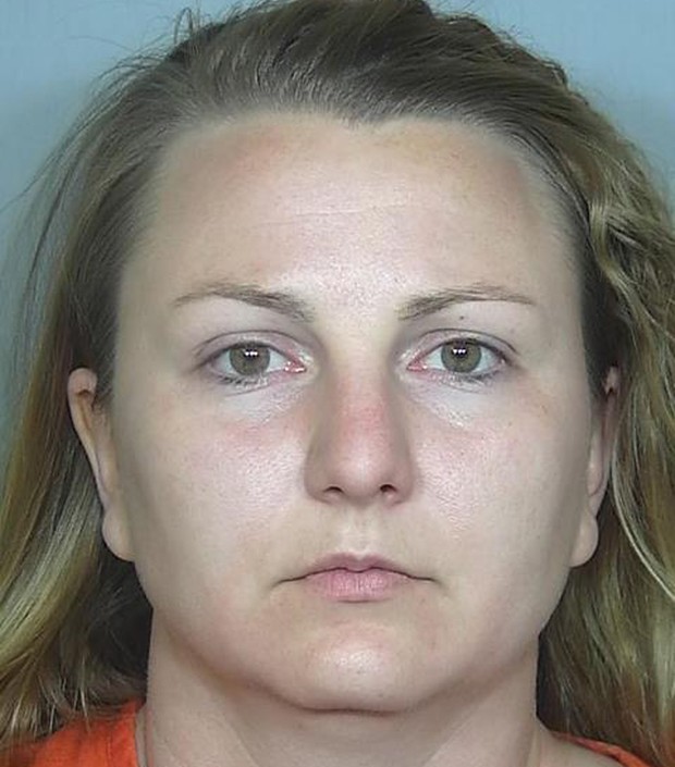 Babá foi presa acusada de roubar um banco no momento em que cuidava de duas crianças (Foto: Weld County, Colo., Sheriff's Department/AP)