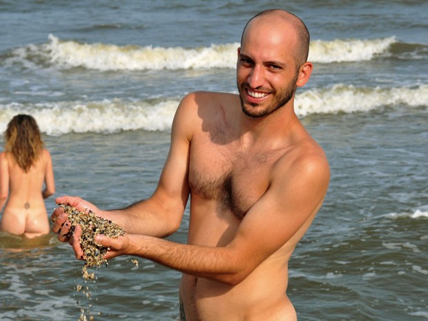 Adepto do nudismo na praia naturista Lido delle Nazione, perto de Veneza, na Itália (Foto: Divulgação/Portal Brasil Naturista)
