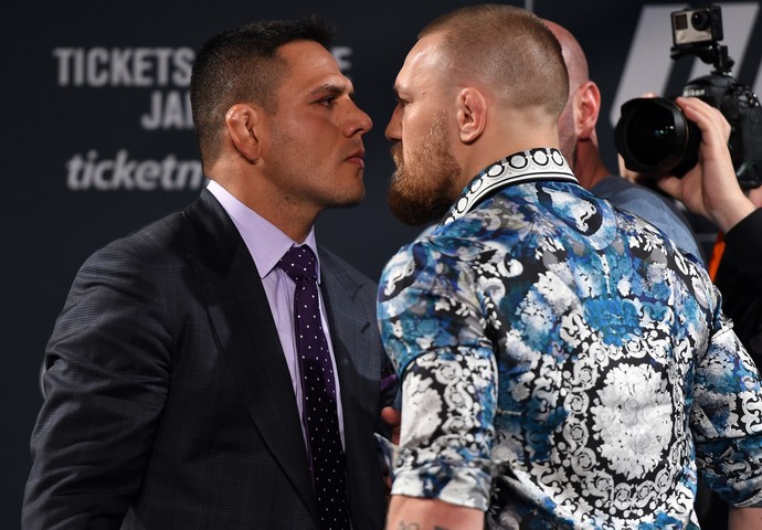Rafael dos Anjos e Conor McGregor encarada coletiva UFC 197 (Foto: Getty Images)