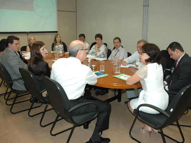 Diretora-executiva do Procon, à direita, representantes da Eletropaulo e da Secretaria participam de reunião (Foto: Divulgação/Procon)