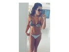 Fernanda Souza faz selfie com biquíni de lacinho e mostra corpo sequinho