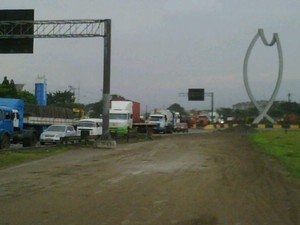 Trânsito ficou complicado na entrada da cidade de Santos (Foto: Solange Freitas/TV Tribuna)