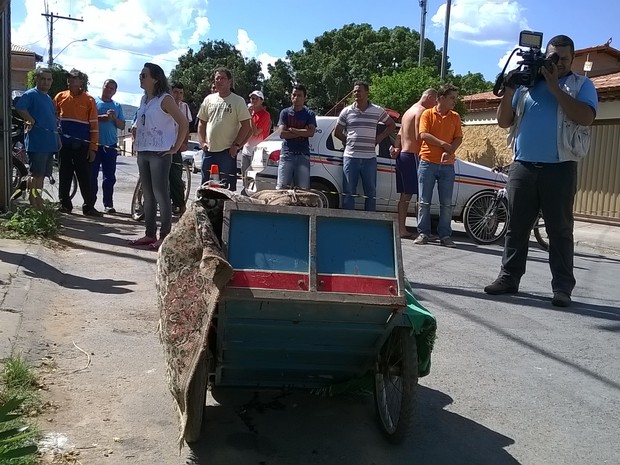 Polícia encontrou suspietos empurrando carrinho a cerca de 100 metros de onde crime foi cometido (Foto: Valdivan Veloso/G1) Polícia encontrou suspietos empurrando carrinho a cerca de 100 metros de onde crime foi cometido (Foto: Valdivan Veloso/G1)