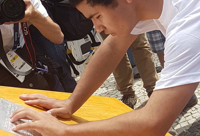 Estudante do Benjamn Constant lê em braile a descrição dos agitos paralímpicos (Foto: Reprodução/Twitter IPC)