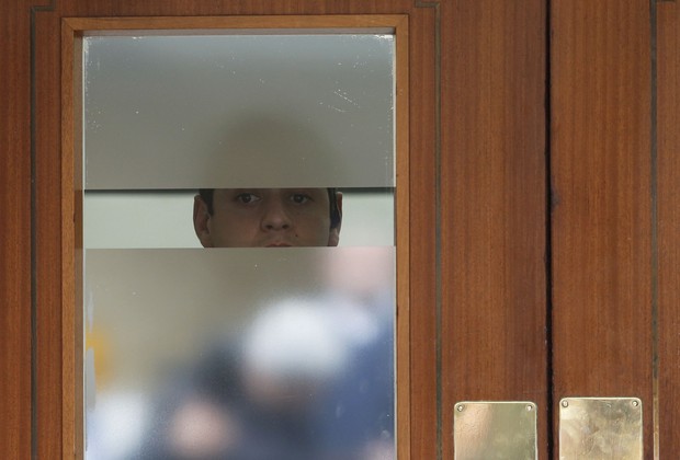 Segurança olha a movimentação antes da saida do Príncipe William (Foto: Reuters)