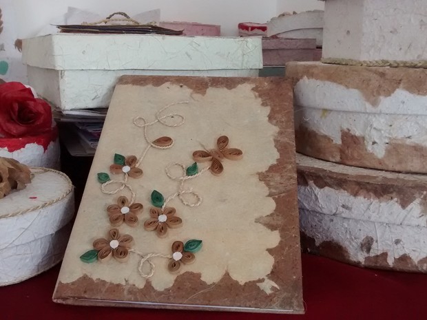 G1 Artes u00e3s confeccionam peças com papel reciclado e fibra vegetal no TO notícias em Tocantins Artesanato Com Papel Parana ~ G1 Artes u00e3s confeccionam peças com papel reciclado e fibra vegetal no TO notícias em Tocantins