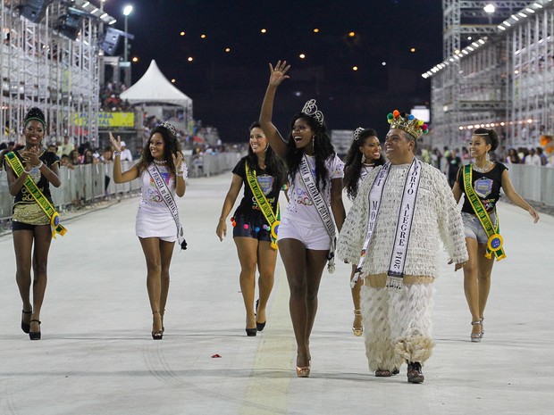 Corte do Carnaval de Porto Alegre com o Rei Momo e a rainha Brennda Martins (Foto: Luciano Lanes/PMPA)