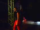 Letícia Lima assiste a show de Ana Carolina da coxia