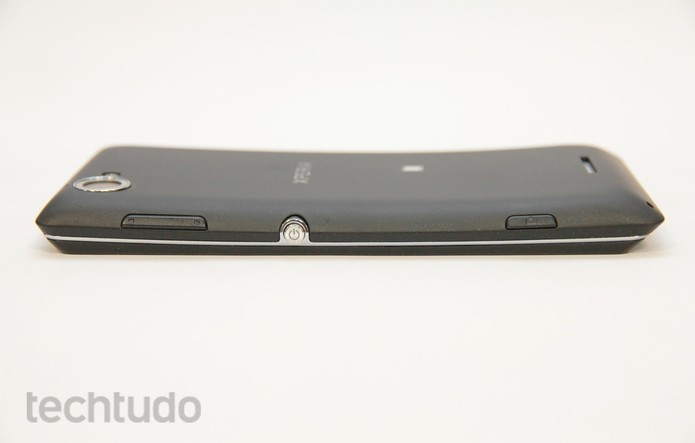 Leve curvatura marca o design do Xperia L (Foto: Allan Melo/TechTudo) Leve curvatura marca o design do Xperia L (Foto: Allan Melo/TechTudo)