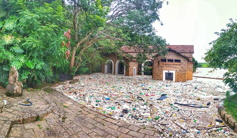 Lixo invadiu Parque de Lavras em Salto — Foto: Anderson Cerejo/TV TEM