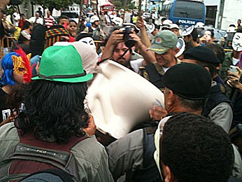 Mascarados realizam protesto no Recife (Foto: Alexandre Morais / G1)