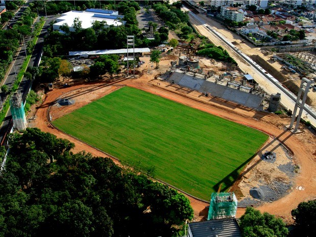Imagem aérea mostra andamento atrasado das obras do Centro Oficial de Treinamento da UFMT, em Cuiabá, que deve ser usado por seleções com jogos marcados na Arena Pantanal. (Foto: Edson Rodrigues / Secopa)