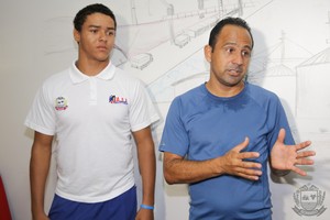 Fernando e seu professor Marcos Vieira (Foto: Assessoria/Prefeitura de Sorriso)
