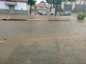 Avenida Wenceslau Braz ficou alagada em Itapetininga (Foto: Arquivo Pessoal/ Alice Iannaconi)