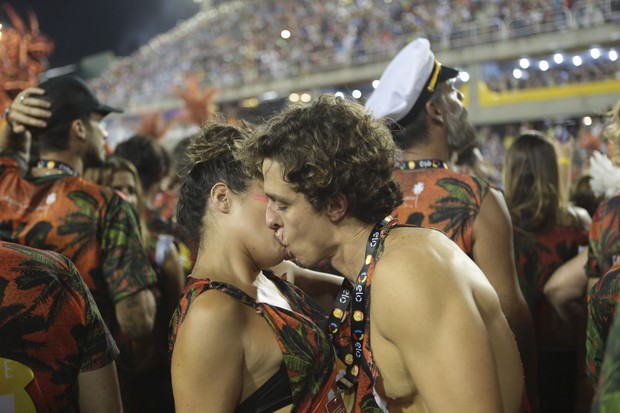 Ana Terra Blanco e Gabriel Chadan beijam muito (Foto: Divulgação/CamaroteN1)