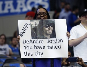 Torcedora dos Mavericks protesta contra DeAndre Jordan: "Você falhou com esta cidade" (Foto: Reuters)