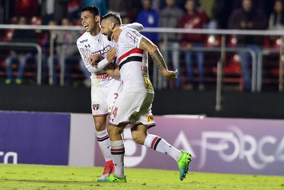 Luiz Araújo (à esq.) e Pratto comemoram gol contra o Avaí, na segunda-feira (Foto: Marcos Ribolli)