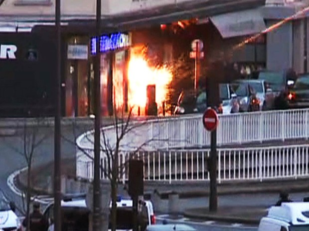 Momento do ataque policial para invadir o mercado kosher onde pessoas eram feitas reféns foi captado por vídeo da France Presse (Foto: Gabrielle Chatelain/AFP)