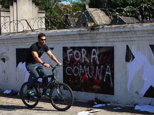 Ciclista passa ao lado das fotos vandalizadas (Foto: Renato S. Cerqueira/Futura Press/Estadão Conteúdo)