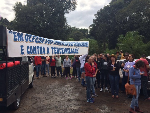 Agricultores familiares fazem protesto em Maravilha (Foto: Isabella Fernandez/RBS TV)