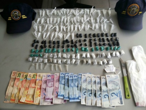 Objetos, dinheiro e porções de drogas foram apreendidos na madrugada (Foto: Divulgação Guarda Municipal de Tatuí)