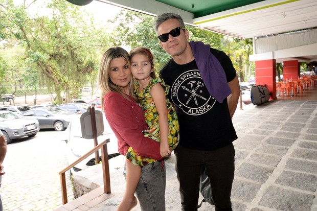 Flávia Alessandra e Otaviano Costa com a filha (Foto: Leo Marinho / AgNews)