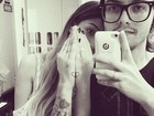 Pe Lanza e a namorada fazem tatuagens iguais: 'Infinito de nós dois'