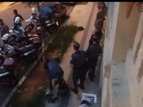 Policial coloca material na mochila de manifestante (Foto: Reprodução/Jornalistas Livres)