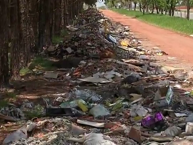 Moradores reclamam de despejo de lixo no Jardim Wanderley, em Tatuí (Foto: Reprodução/TV TEM)