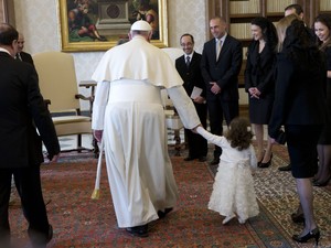 Papa Francisco segura pela mão Giorgia May, neta do presidente de Malta, George Abela, durante uma audiência privada no Vaticano (Foto: Andrew Medichini/AP)