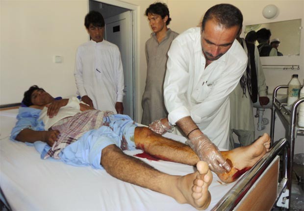 Afegão recebe tratamento no hospital após o ataque suicída (Foto: Reuters)