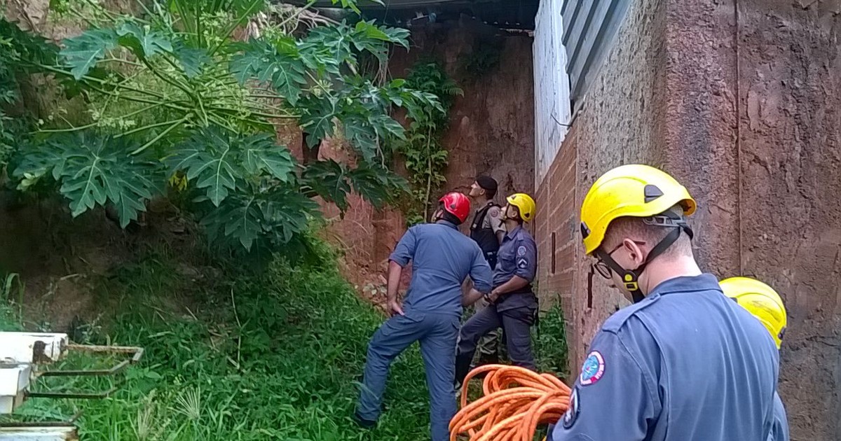 Menor cai em cisterna após tentar fugir da polícia em Ipatinga - Globo.com