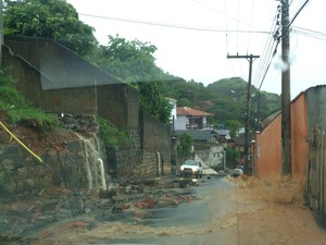 Parte de muro no Morro da Cruz caiu sobre pista (Foto: Gabriela Machado/RBS TV)