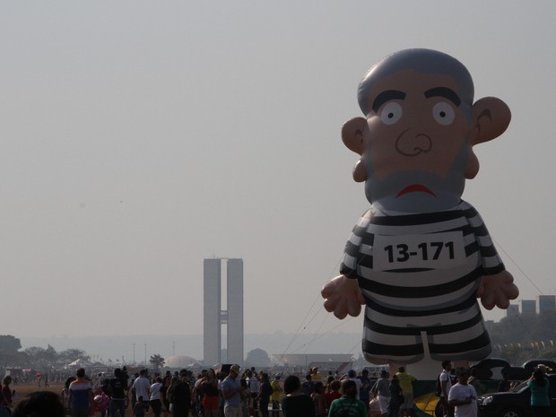 Manifestantes contrÃ¡rios ao governo erguem, na Esplanada dos MinistÃ©rios, o "Pixuleko", boneco inflÃ¡vel que representa Lula como presidiÃ¡rio (Foto: Vianey Bentes/TV Globo)