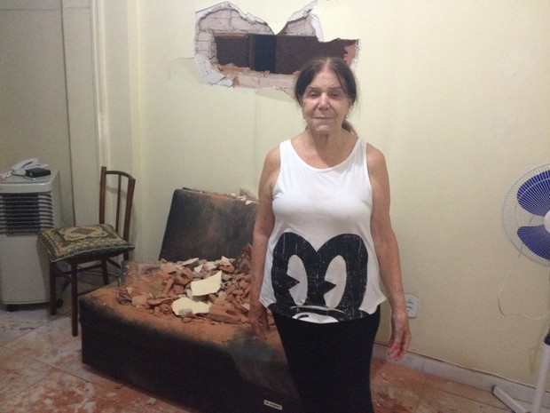 Dona do apartamento estava no cômodo ao lado quando parede foi quebrada (Foto: Matheus Rodrigues/ G1)