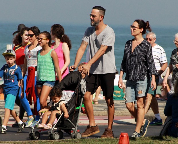 Carolina Ferraz com marido e filha (Foto: Delson Silva/AgNews)