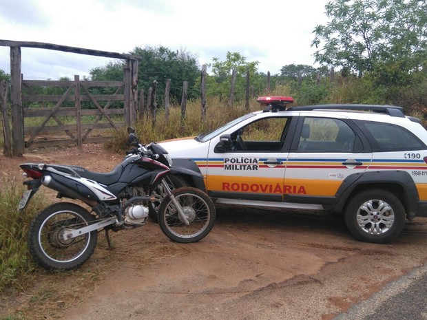 Motocicleta está com queixa de roubo de agosto de 2014 e será devolvida para o proprietário (Foto: Polícia Militar/Divulgação)