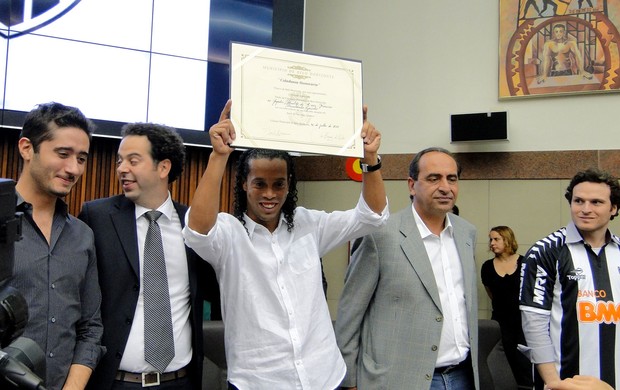Ronaldinho diploma cidadão Belo Horizonte (Foto: Leonardo Simonini / Globoesporte.com)
