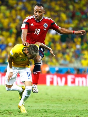 Zuniga entrada em Neymar jogo Brasil x Colômbia (Foto: Reuters)