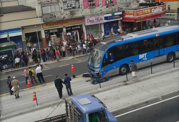 Acidente envolvendo moto e BRT mata um e deixa dois feridos na Taquara. (Foto: Letícia Souza / VC no G1)
