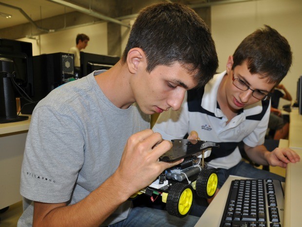 Estudantes de projeto gratuito que montam robôs em Campo Grande MS (Foto: Fernando da Mata/G1 MS)