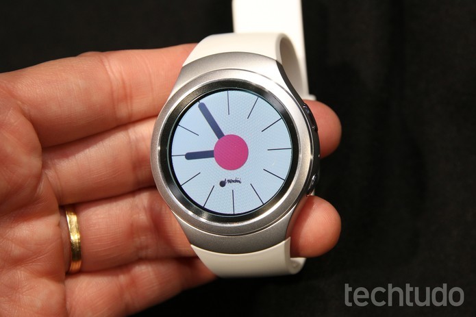 Gear S2 tem display redondo e novas funcionalidades (Foto: Fabricio Vitorino/TechTudo)